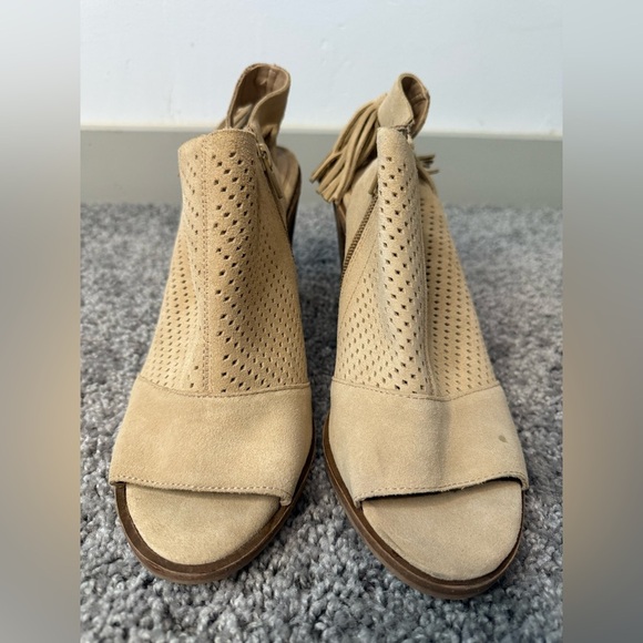 Gianni Bini Peep Toe Tassled Heels - Picture 3 of 8